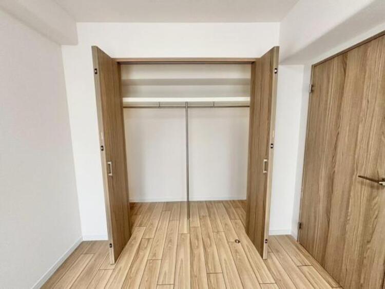 収納 クローゼットは棚やハンガーパイプが付いた使いやすい設計。収納BOXなどもスッキリ収納できます。普段使わない季節用品やトランクなど、大きなものもラクラク収納できます。