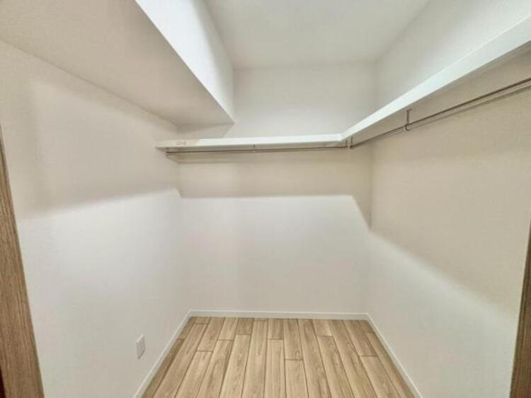 収納 たくさんの洋服をかけることができる収納力と取り出しやすさが魅力のウォークインクローゼット。普段使わない家電やスーツケース、ストック品など何でも片付く嬉しい空間です。