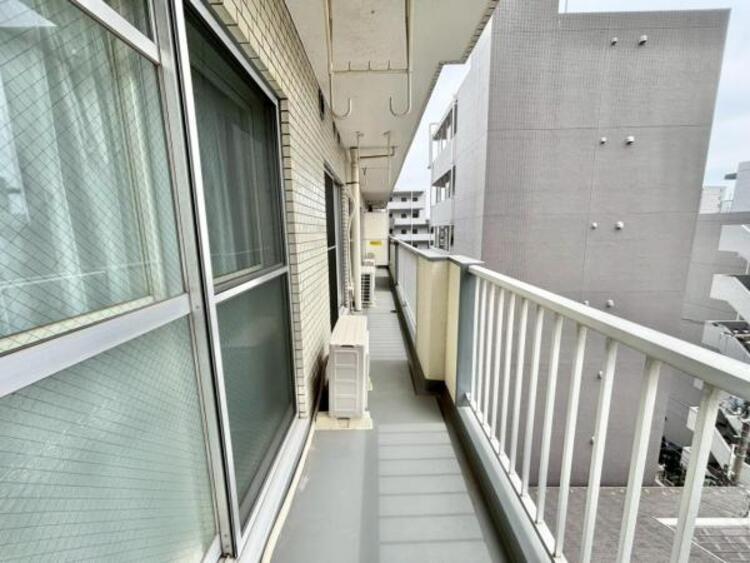 バルコニー 風の通り道。舞い込んでくる風が優しく躍り、室内に爽やかな空気を運んでくる。そこに季節の息吹を感じて、いまがどんな季節なのかを実感する。