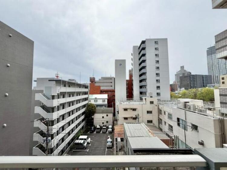 バルコニー 陽の光に照らされるバルコニーを、爽やかな涼風が吹き抜けていきます。心を落ち着かせ開放してくれる眺望が今日も家族を包み込みます。