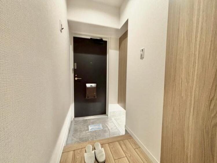 その他 上質感漂う玄関と廊下。居住者の帰り、訪れる方を優しく迎える・安らぎに満ちた生活空間を予感させる。健やかな暮らしを楽しめそう 。