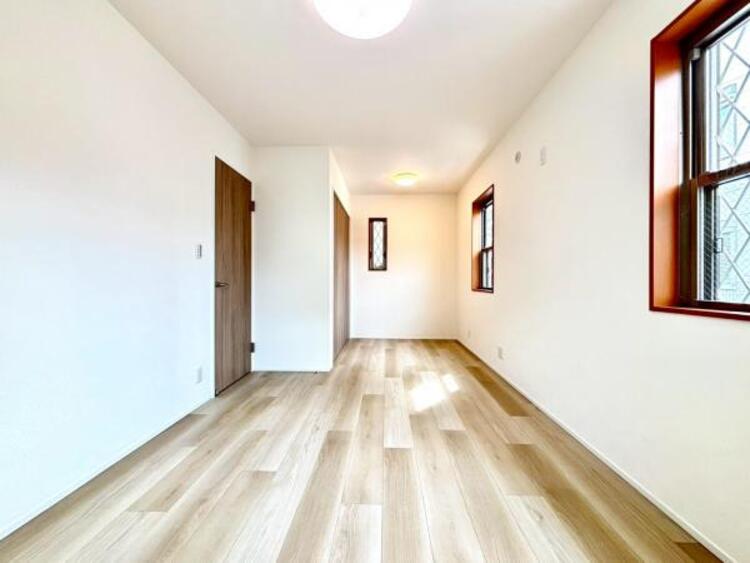 内装 居室内に余計な家具を置く必要がないので、シンプルですっきりとした暮らしが実現しています。（2026.4.6撮影）