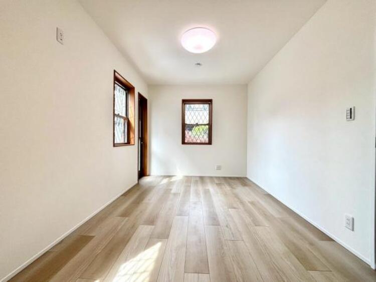 内装 窓からたっぷりと陽光が注がれる、明るく快適なプライベート空間となっています。（2026.4.6撮影）