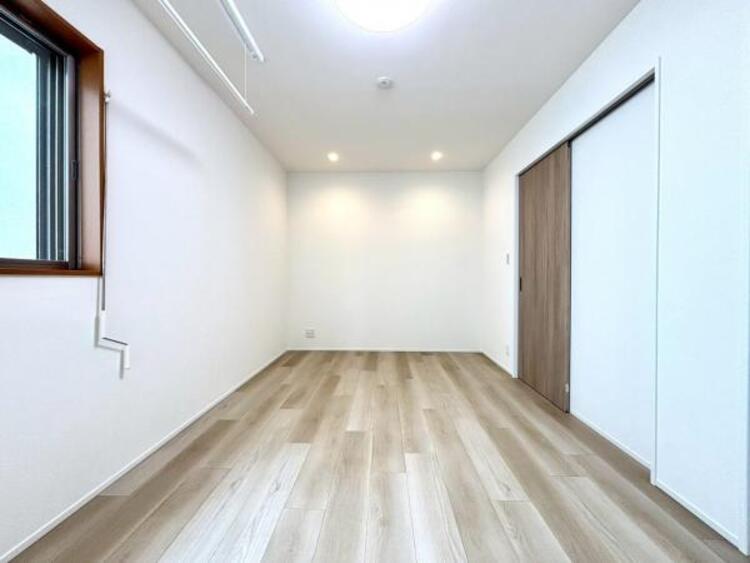 内装 家族個々の安らぎの空間。誰もが好みで飾れるシンプルな室内に仕上げてあります。（2026.4.6撮影）