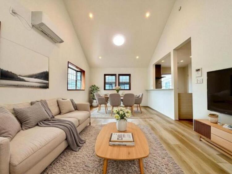 居間 LDK20.3帖（配置してある家具はCGによるイメージです。)。ご家族みなさんで寛げる空間をぜひ現地で体感してみてください。（2026.4.6撮影）