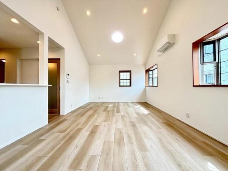 居間 光と風があふれる開放的なリビングダイニングには自然と家族みんなが集まってきます。（2026.4.6撮影）