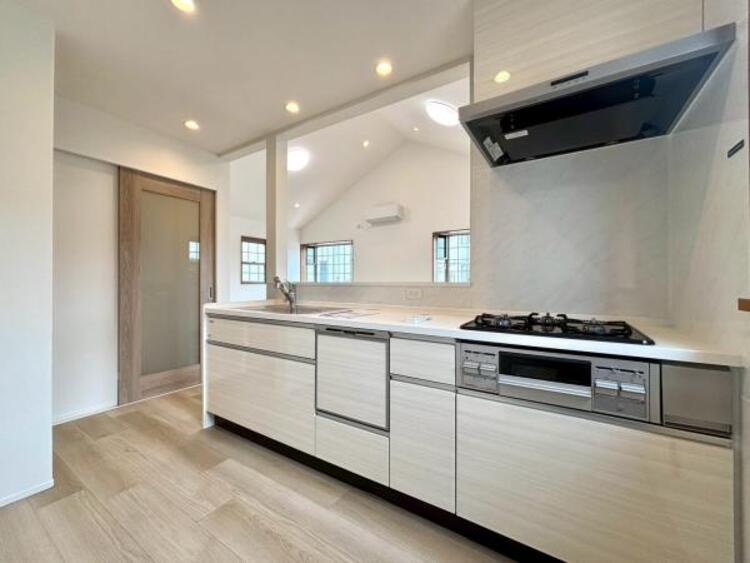 キッチン 広々としたキッチンスペース。食洗機と浄水器が付き、収納力もあるキッチンはお料理が捗ります。（2026.4.6撮影）