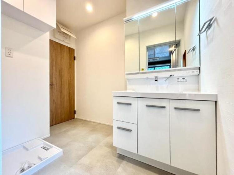 洗面 清潔感のあるワイドな洗面台は収納力もあり、いつでもすっきりとした洗面室に。（2026.4.6撮影）