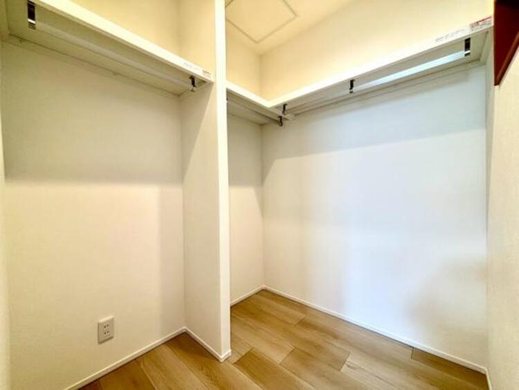 収納 たくさんの洋服をかけることができる収納力と取り出しやすさが魅力のウォークインクローゼット。スーツケース、ストック品など何でも収納できる嬉しい空間です。（2026.4.6撮影）