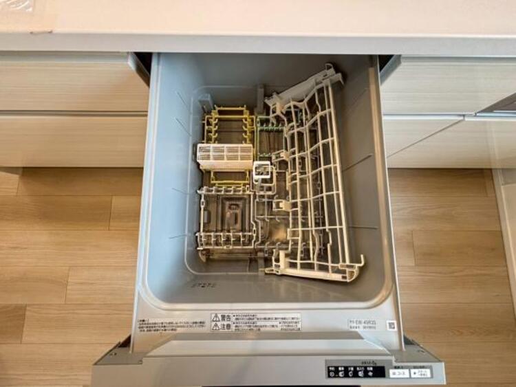 設備 食器洗浄乾燥機を標準装備。作動中は他の家事を並行して進めることができ、家事の時短と負担軽減につながります。高温、高圧水流で洗浄するため、除菌・消臭効果が期待でき、衛生面での安心感が高まります。また、手荒れの心配もなくなります。（2026.4.6撮影）