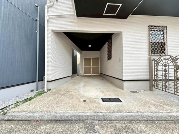 駐車場 玄関につながる駐車スペースなので重い荷物の出し入れの負担を最小限に抑えられます。（2026.4.6撮影）