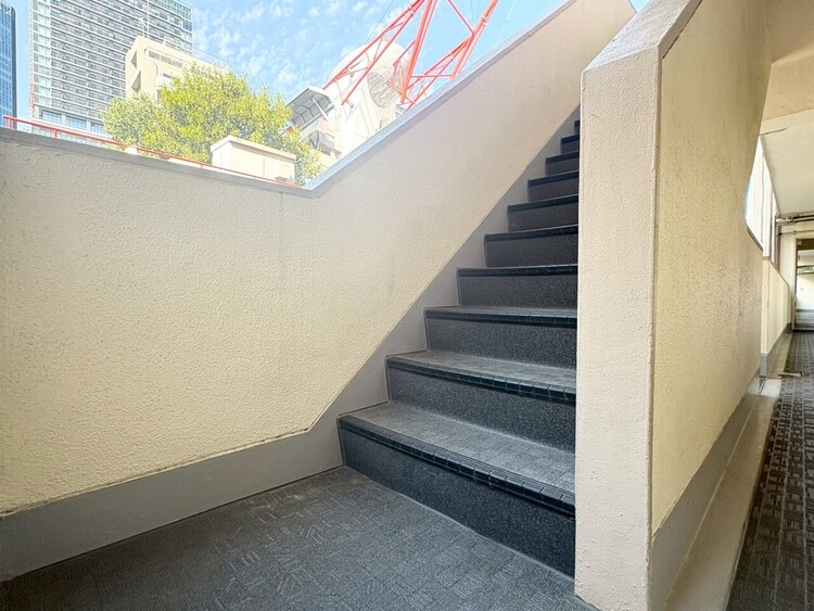 その他 共用部の階段です。明るく清潔に管理されています。