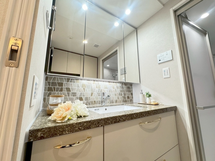 その他 清潔感を感じられる洗面化粧台。