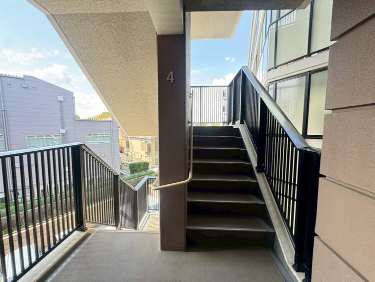その他 共用部の階段です。明るく清潔に管理されています。