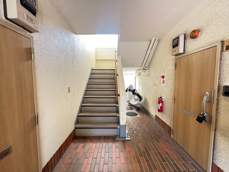 その他 共用部の階段です。明るく清潔に管理されています。