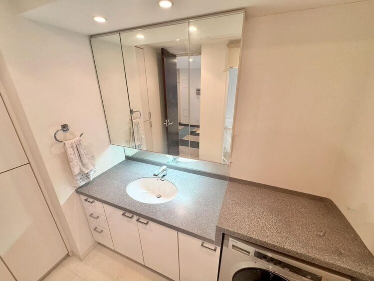 その他 清潔感を感じられる洗面化粧台。