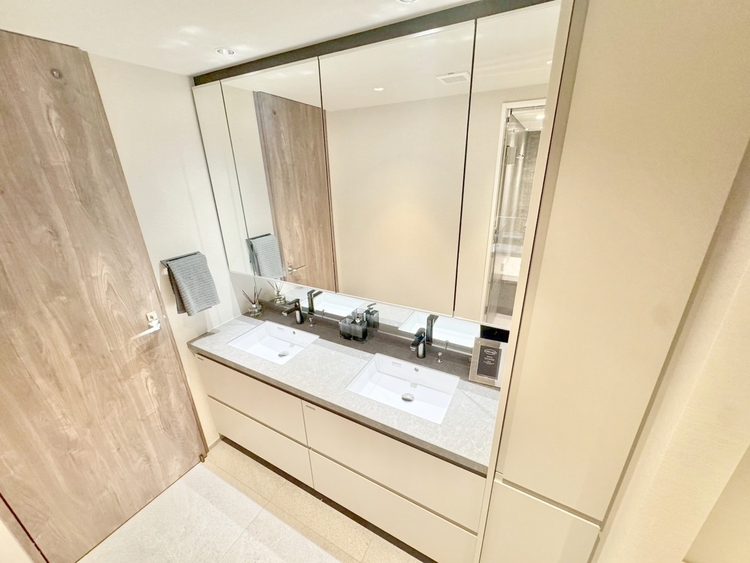 その他 清潔感を感じられる洗面化粧台。