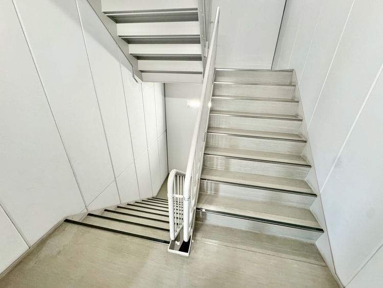 その他 共用部の階段です。明るく清潔に管理されています。