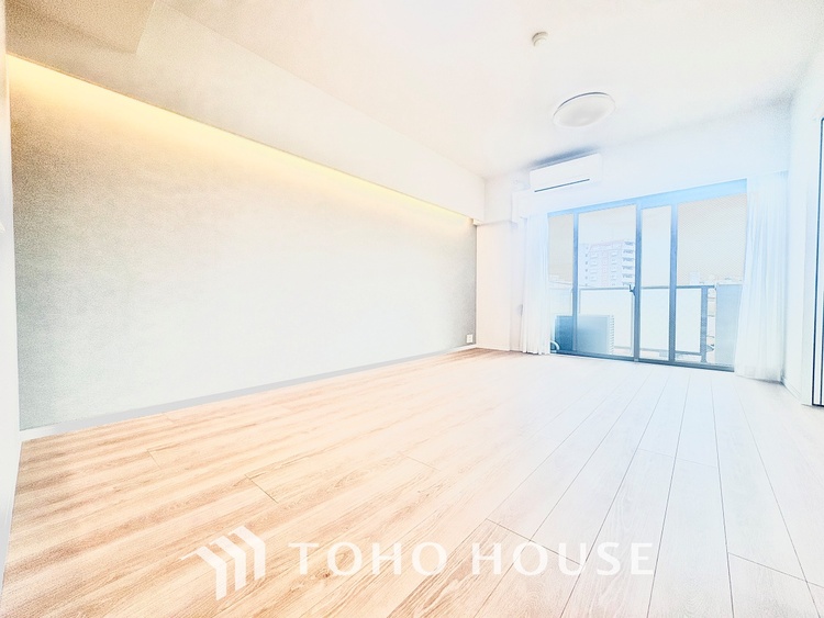 内装 ◆木漏れ日◆の様な採光が優しく足元を照らし、心地いい暮らしの道しるべを写し出す。この空間で過ごす家族との語らいの時間がとても素敵で幸せを感じるかもしれない。