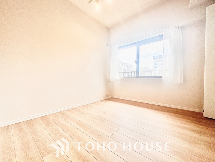 内装 ◆間接照明◆白色の光が僕達を大人な気分にさせる。静かで優しく語りかけるその光は、今日の終わりを告げてくれ、でも明日にはいい事が必ず来るよ。そんな囁きが聞こえてくる