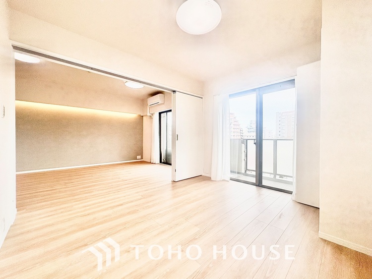 内装 ◆色彩◆この空間に放たれた光は華美なまでに演出されたデザイン。流れる時をより芳醇なコーヒーの様な色彩奏でるアダージョ。そして情景豊かな作品のような暮らしがイメージできる。