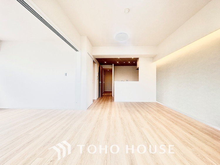 内装 ◆今宵の食卓◆ダウンライトに反射するグラスを眺めながらワインを注ぐ。トクトクと心地いい音をさせながら、フランスの古城を思わせる薫りがたちこめ、とても幸せな時を過ごせる。