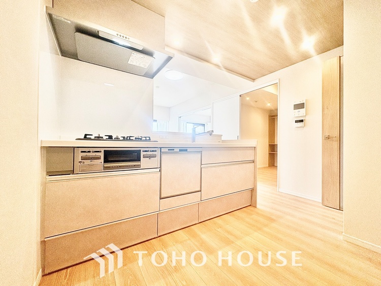 キッチン ◆キッチン◆美しく使いやすいキッチンは油汚れが簡単に拭き取れる素材で加工されており、浄水器シャワーから流す水の音を軽減する静かなシンクを採用。見えないところにさり気ない配慮が嬉しいですね