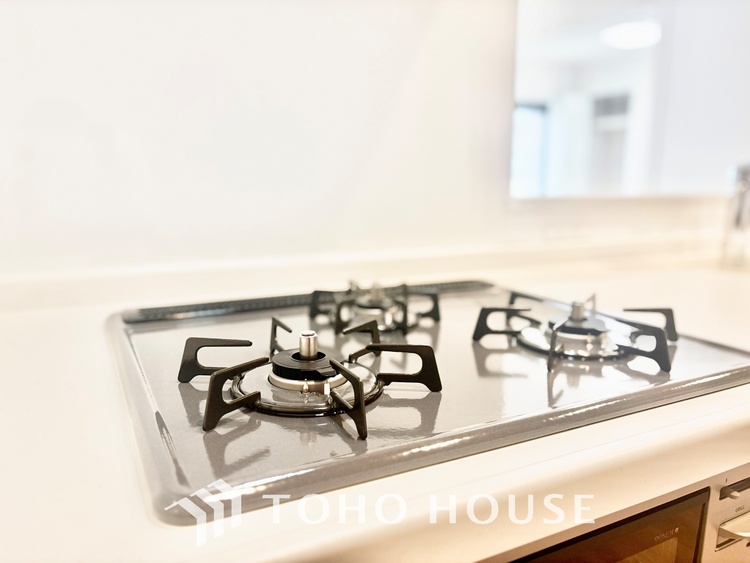 キッチン ◆今宵の食卓◆ダウンライトに反射するグラスを眺めながらワインを注ぐ。トクトクと心地いい音をさせながら、フランスの古城を思わせる薫りがたちこめ、とても幸せな時を過ごせる。