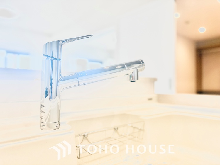 キッチン ◆キッチン◆美味しい料理を作りたくなるような気持にさせてくれる、腕を振るえる自慢のスペース。見上げると柔らかなダウンライトが包み込み、彩りを添えます。艶と光沢のある居心地の良いわが家のキッチン。