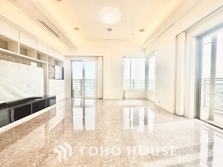 内装 【Cool wind】◆窓を開けると◆冷涼な風、そよぐリビング。だんらんの場所はここから始まり、ここで終わる。家族の笑顔が集う素敵な場所だから、こだわり抜いた思いが詰まっているのだと思う。