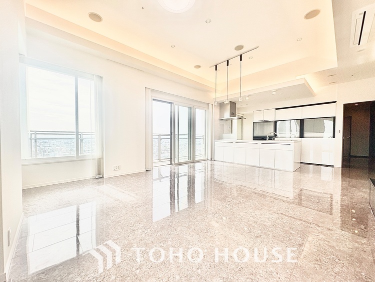 内装 ◆サンサンと◆差し込む太陽の光がこのリビングに笑いをもたらす。