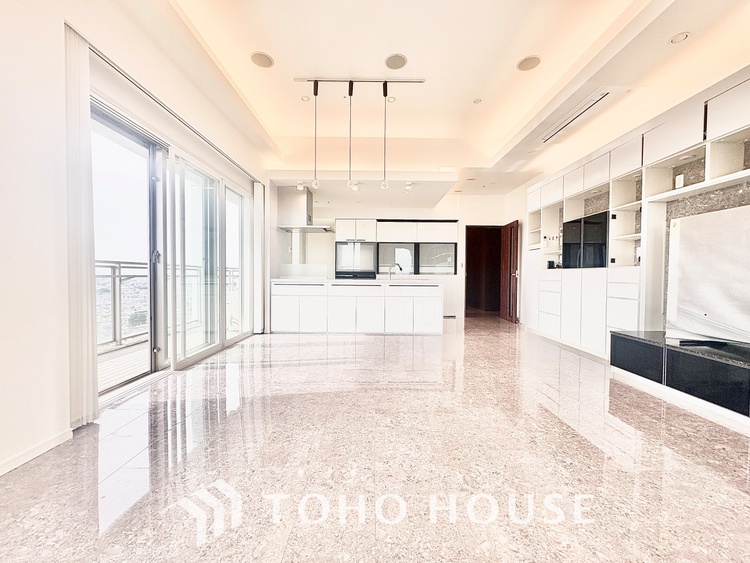 内装 ◆サンサンと◆差し込む太陽の光がこのリビングに笑いをもたらす。