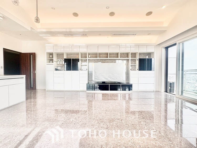 内装 ◆サンサンと◆差し込む太陽の光がこのリビングに笑いをもたらす。