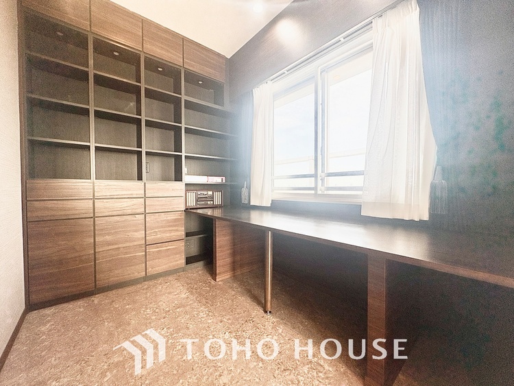 内装 ◆時を忘れる場所◆ここにはみんなが集い、食事と楽しい会話が始まる。話に夢中になりすぎて、ついつい時を忘れ夜半過ぎになってしまう。そんな束の間の幸せを感じさせてくれる場所でありたい。