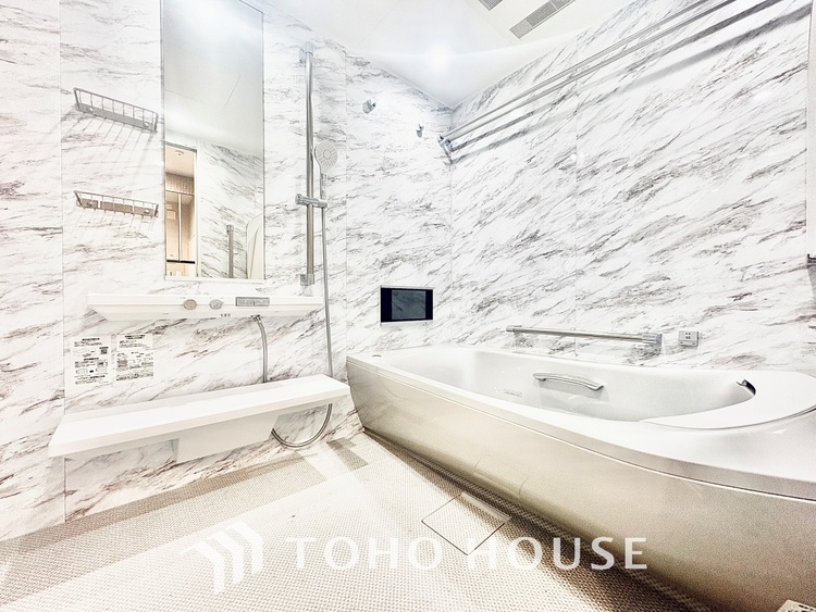 風呂 【Bathroom makes you free】疲れを翌日に残さない。そのための広々としたお風呂。足を伸ばしてさあ浸かろう。