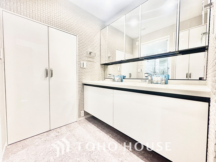 洗面 【Powderroom】広く使い勝手のよい空間と設備で演出。シンプルな使いやすさだけでなくたっぷりの収納力も実現。