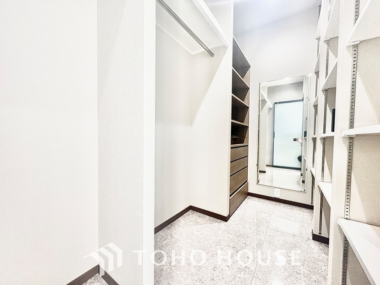 収納 【a closet full of dreams】しまいきれない思い出はクローゼットに。いつでも取り出せる広さが生活を彩る。