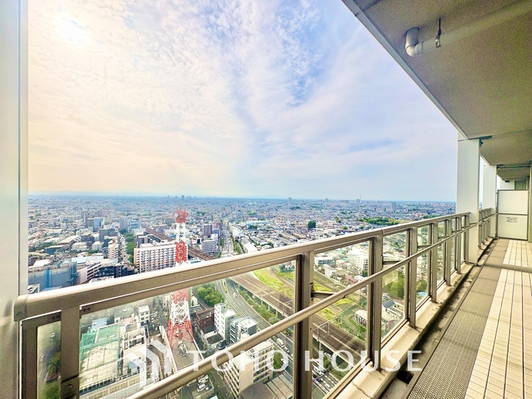 バルコニー 【the view of the sunlight】日差しと景色を取り入れつつ、プライベートな空間を演出するバルコニー