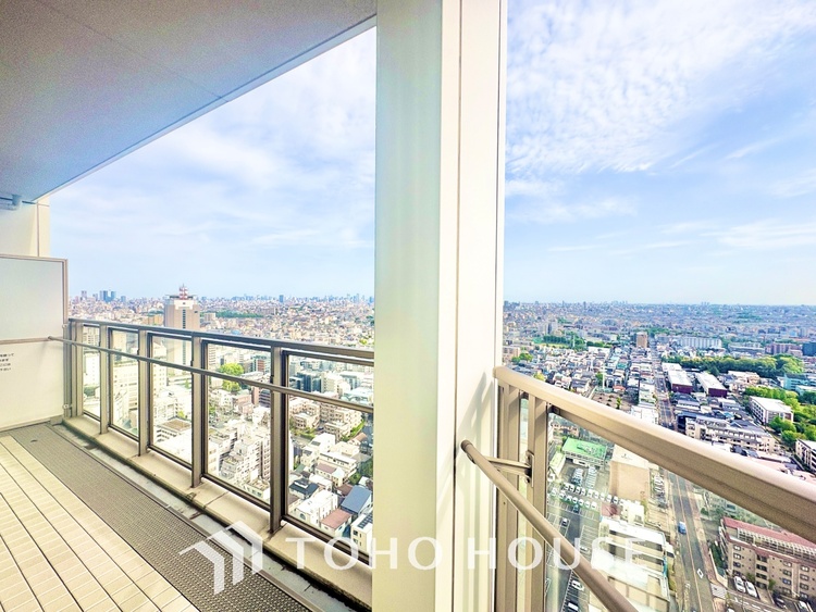 バルコニー 【the view of the sunlight】日差しと景色を取り入れつつ、プライベートな空間を演出するバルコニー