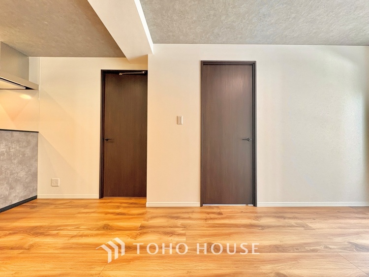 内装 ◆サンサンと◆差し込む太陽の光がこのリビングに笑いをもたらす。ソファの上のクッションがポカポカした暖気にぬくぬくと微睡んでいる。