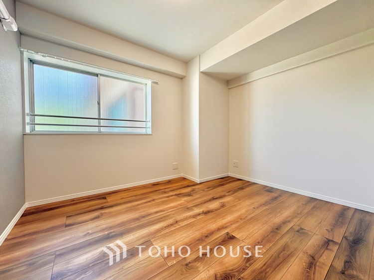 内装 使いやすく、明るい洋室に仕上がります。子供部屋や趣味のお部屋にご利用できます。ご自身で家具などを配置し、素敵な空間を創り上げられます。