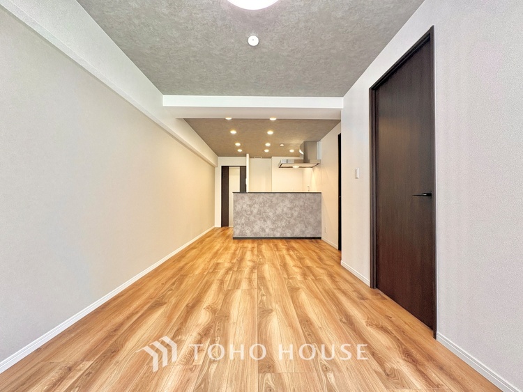 内装 ここはみんなが集い、食事と楽しい会話が始まる場所。話に夢中になりすぎて、ついつい時を忘れ、夜半過ぎになってしまう。そんな束の間の幸せを感じさせてくれます。