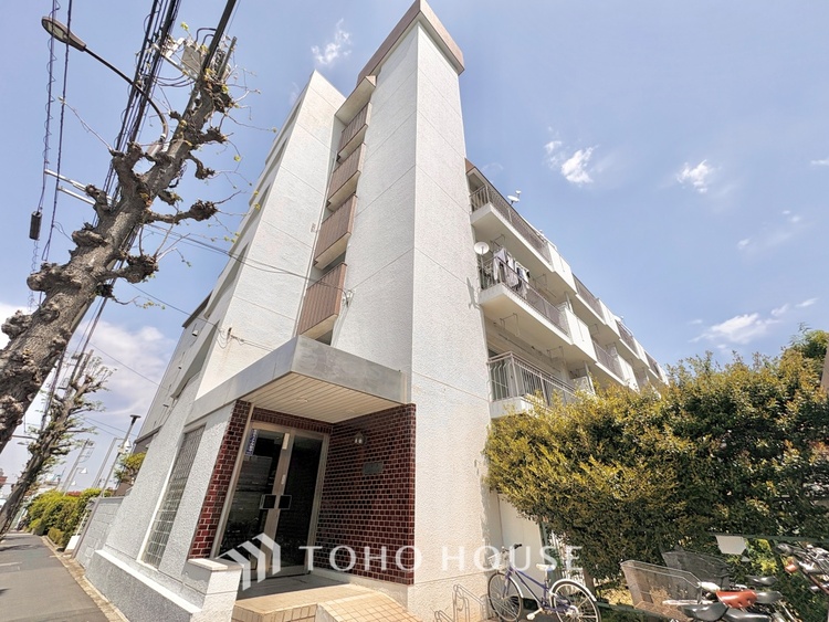 外観 ちょっとした色使いがその家がもつ雰囲気、趣（おもむき）を携え、暮らす家族や訪ねてくる友人・知人に新鮮な香りを運んできます。