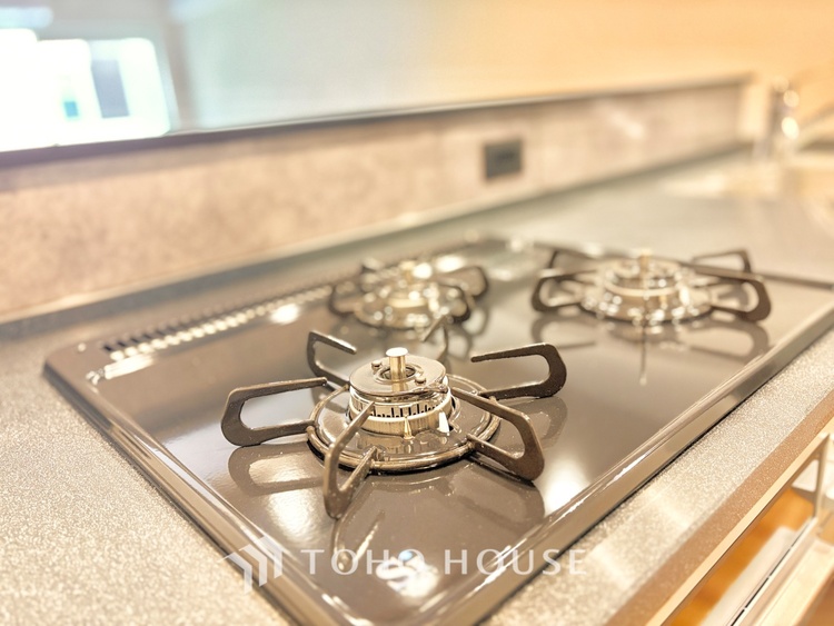 キッチン 手元の収納から、足元の収納までが全てスライド式で、奥のスペースまで有効に活用できます。奥まで上から見渡せるので、たまにしか使わない調理器具もサッと取出せます。