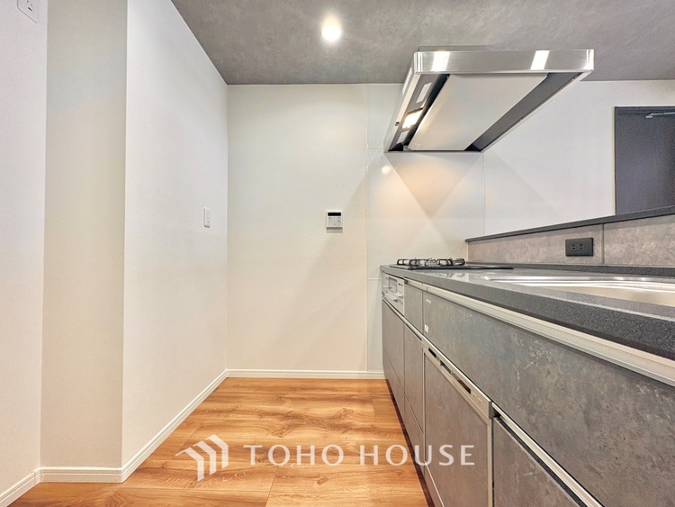 キッチン ◆愛育◆キッチンは家族の絆を育む大切な空間。シンプルで使い易いSystemKitchenで愉しく作る料理は愛情のある美味しいご馳走に。家族で使える広々としたダイニングキッチンです。