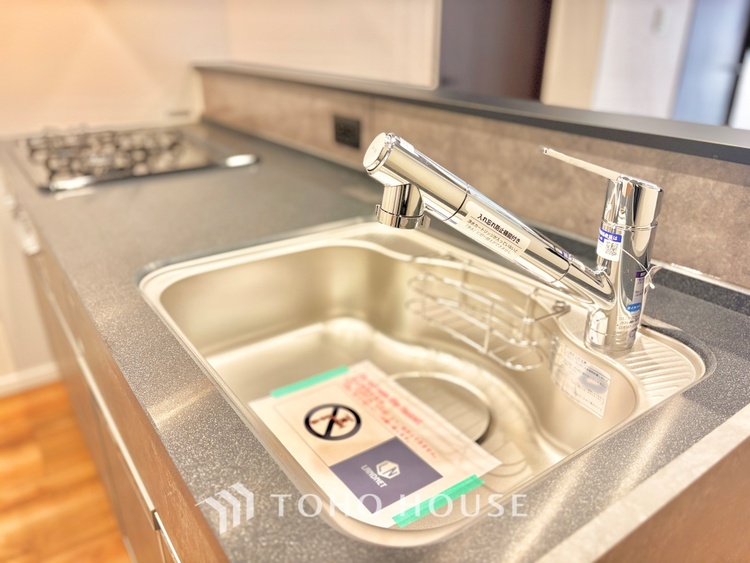 キッチン キッチンは家族の絆を育む大切な空間。シンプルで使い易いシステムキッチンで愉しく作る料理は愛情のある美味しいご馳走に。家族で使えるダイニングキッチンです。