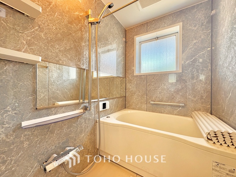 風呂 【浴室】《一日の疲れを落としてくれる場所は、落ち着く場所でなければならない》　高級感溢れるカラーと大きさ・柔らかな曲線で構成された半身浴も楽しめるバスタブが心地よさをもたらします。