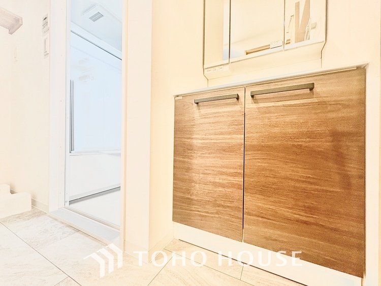 洗面 【WASHROOM】◆快適◆煌びやかな暮らしの中にも忘れたくない快適さ。大きな収納が助けてくれます。