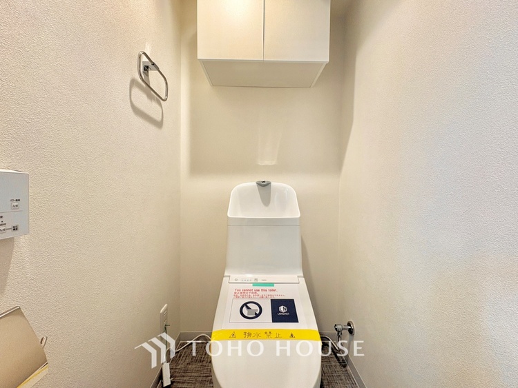 トイレ 清潔感あるホワイト調のクロスと温もり溢れるモダンカラーの床材が見事に調和した本邸宅は、毎日の生活を少しでも快適に過ごして頂ける様に落ち着いた雰囲気作りから行っています。