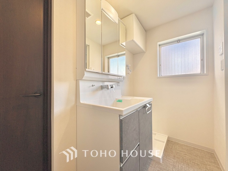 洗面 気持ちの良い朝をつくりだし、夕方には笑顔を取り戻させてくれるミラー。パウダールームはいつでも本来の自分を取り戻せる空間。明るく仕上げてあります。